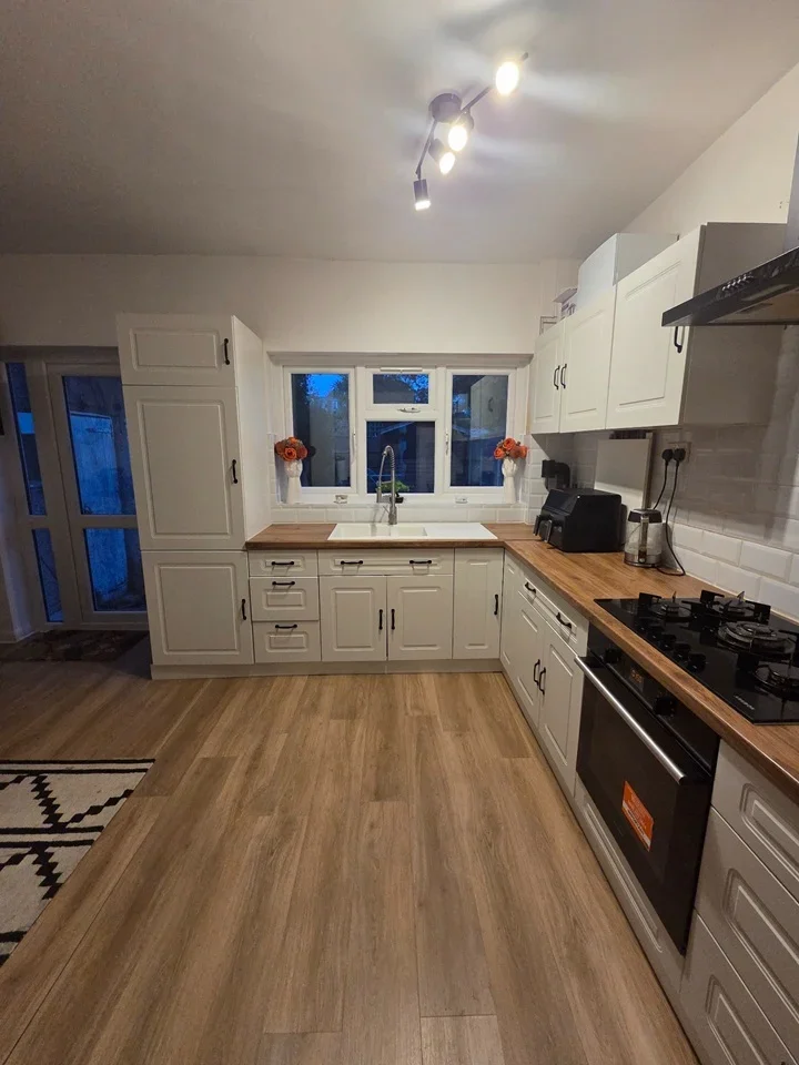 Room Mawney Road in Greater London