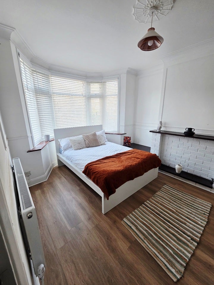 Room Mawney Road in Greater London