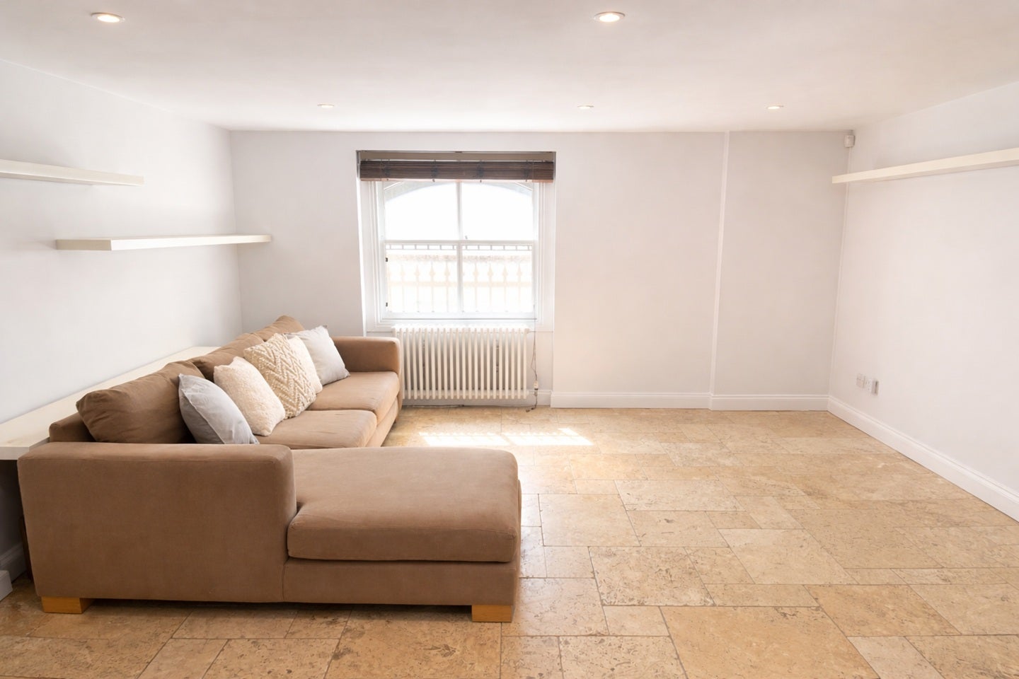 Flat Coldharbour Lane in Greater London