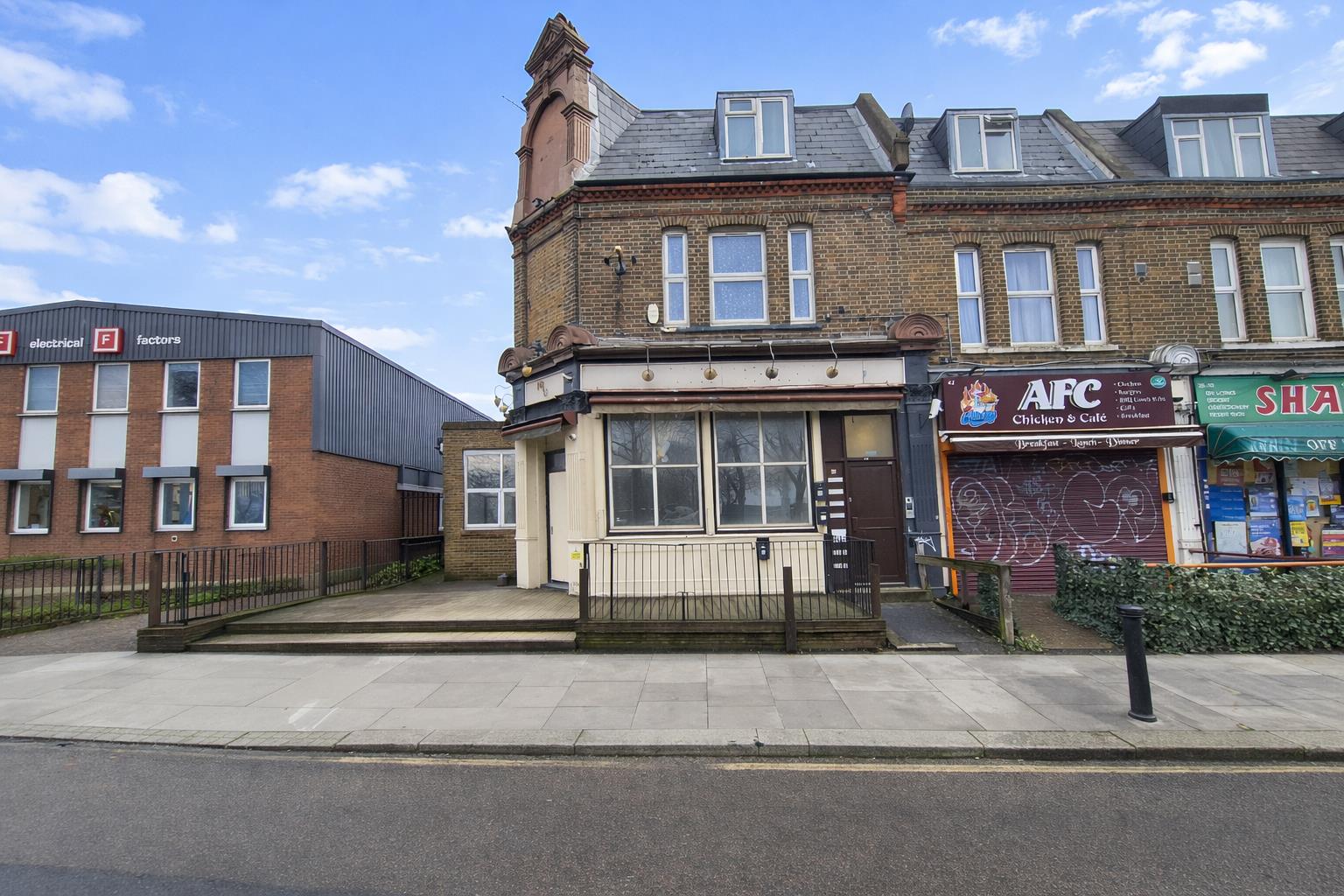 Flat Pitlake in Greater London