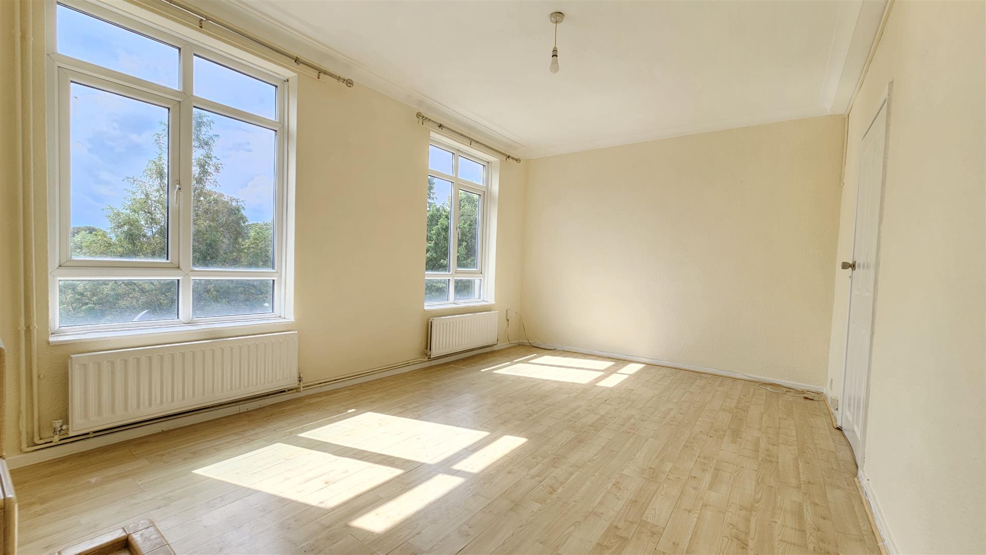 Flat Uxbridge Road in Greater London