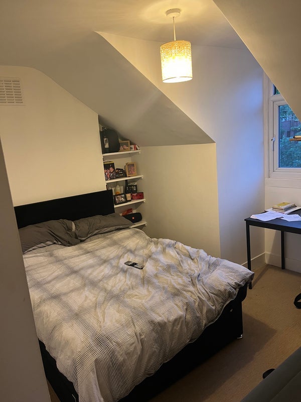 Flat Gleneagle Road in Greater London
