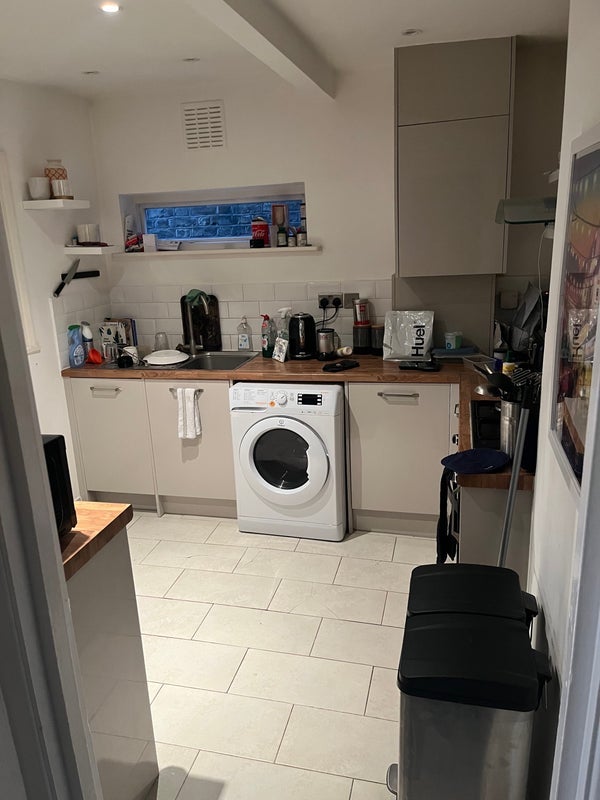 Flat Gleneagle Road in Greater London