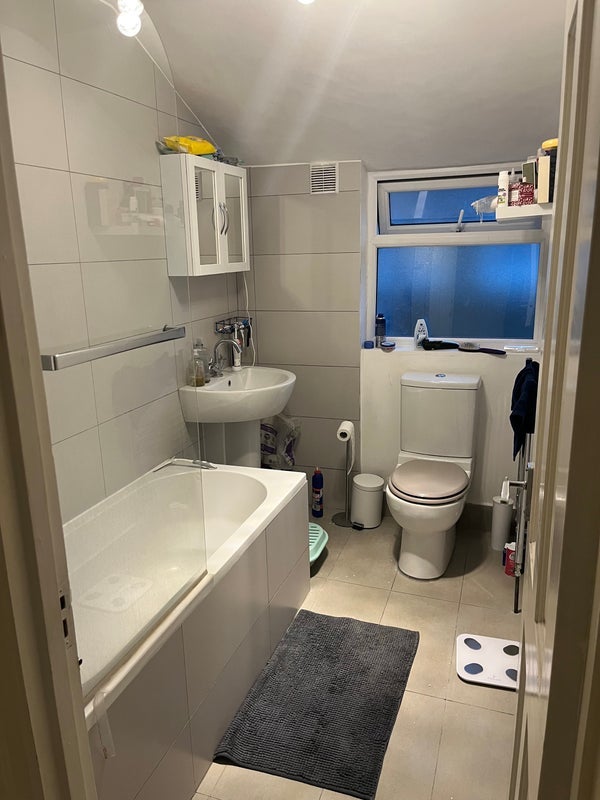 Flat Gleneagle Road in Greater London