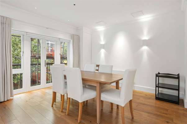 Flat Folgate Street in Greater London