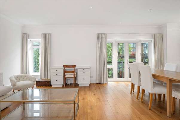 Flat Folgate Street in Greater London