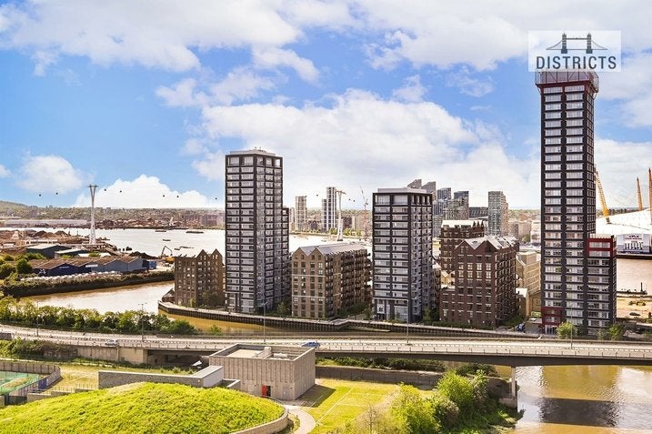 Flat Botanic Square in Greater London