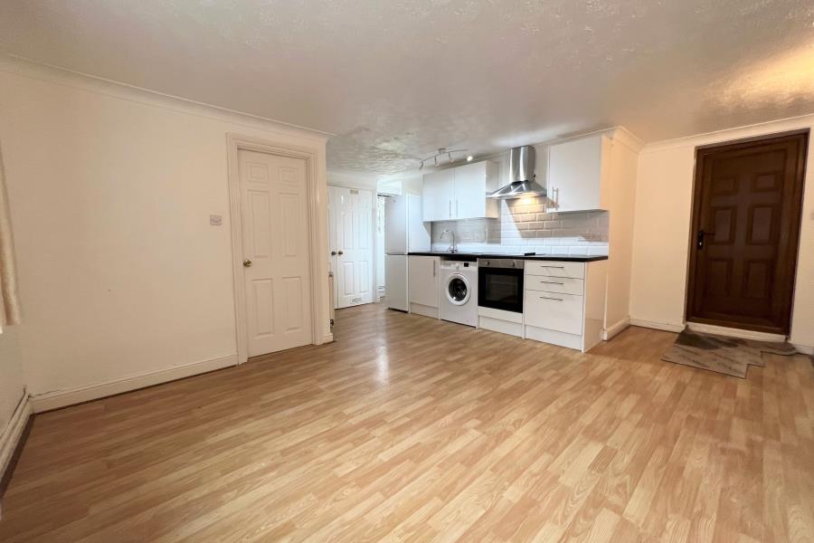 Room Woodham Road in Woking