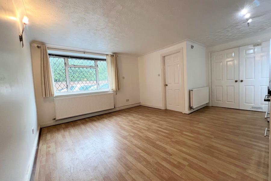 Room Woodham Road in Woking