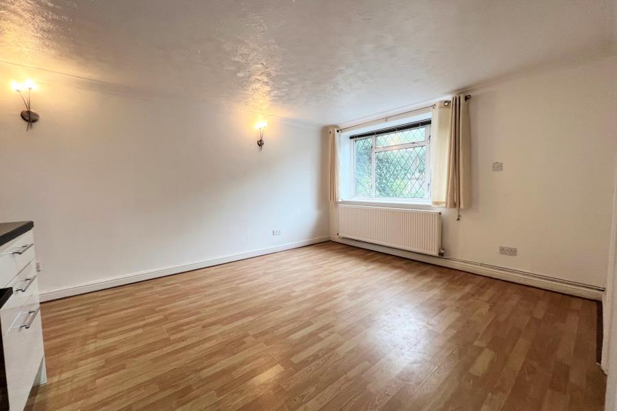 Room Woodham Road in Woking