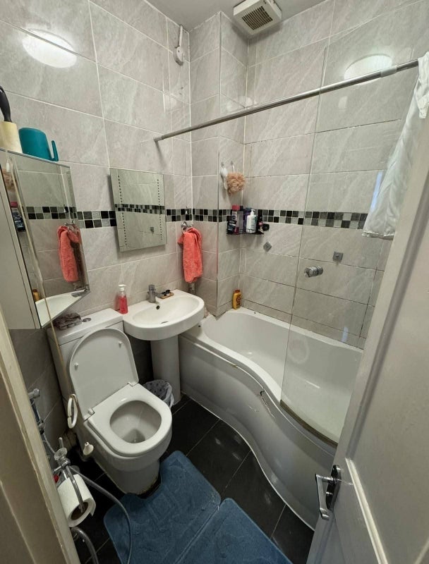 Room Lloyd Road in Greater London