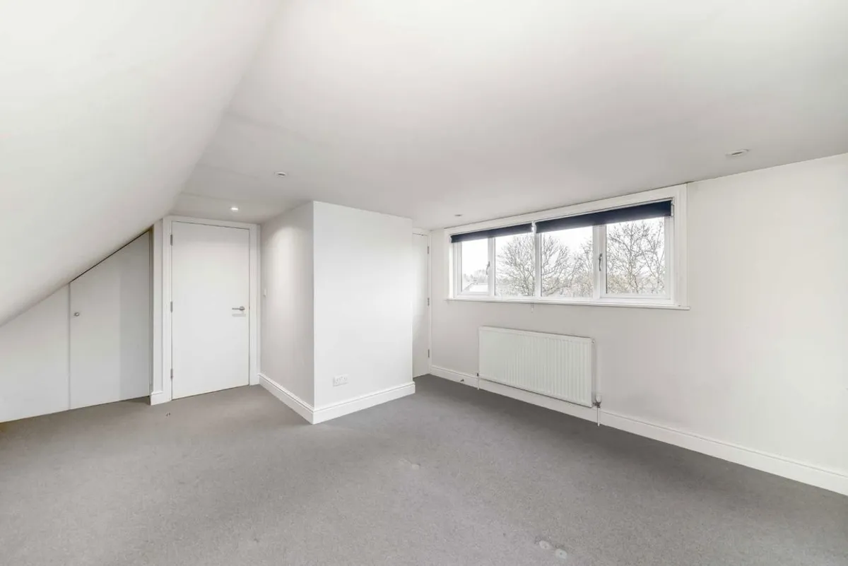 Flat Denbigh Road in Greater London