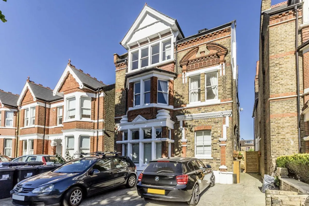 Flat Denbigh Road in Greater London