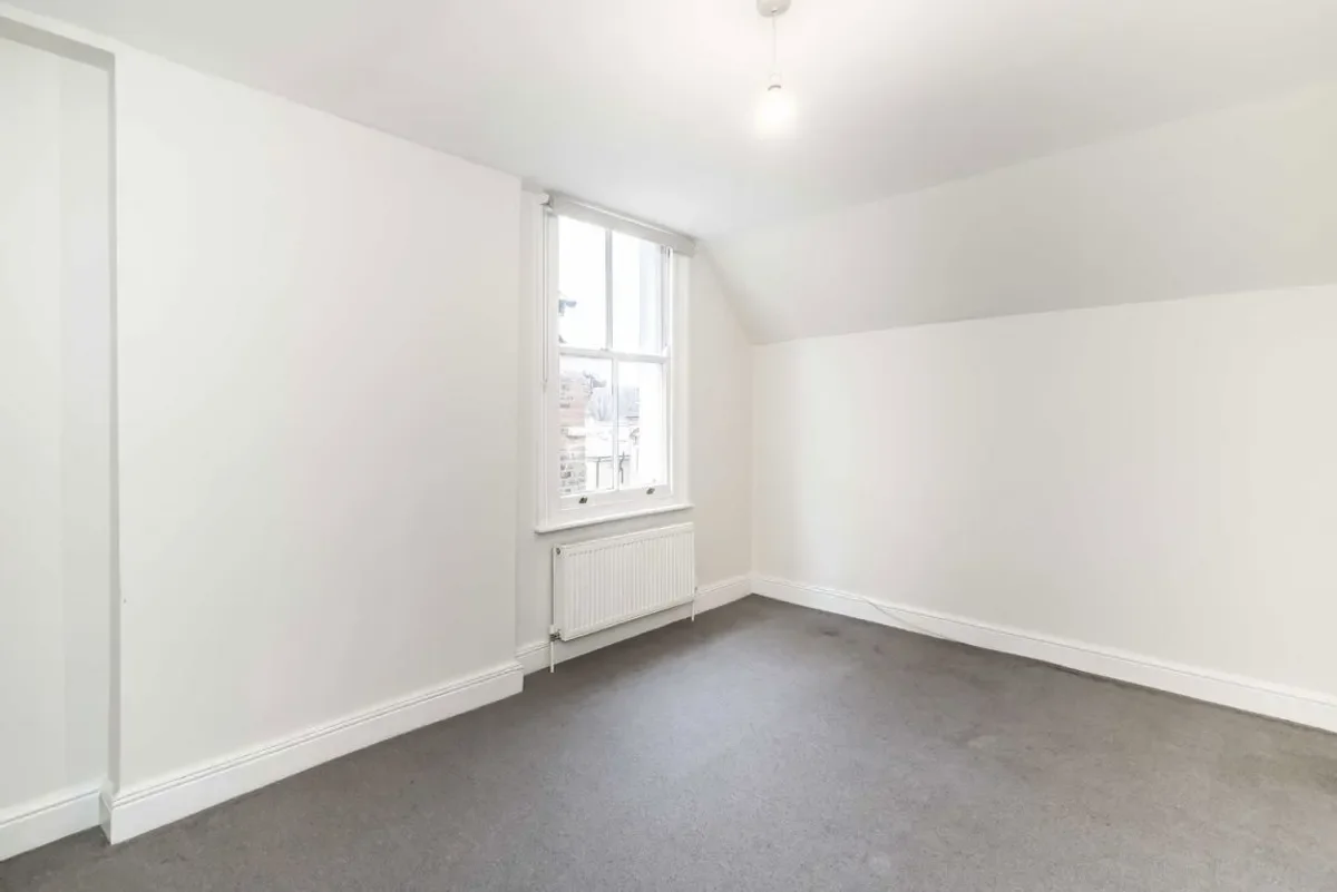Flat Denbigh Road in Greater London