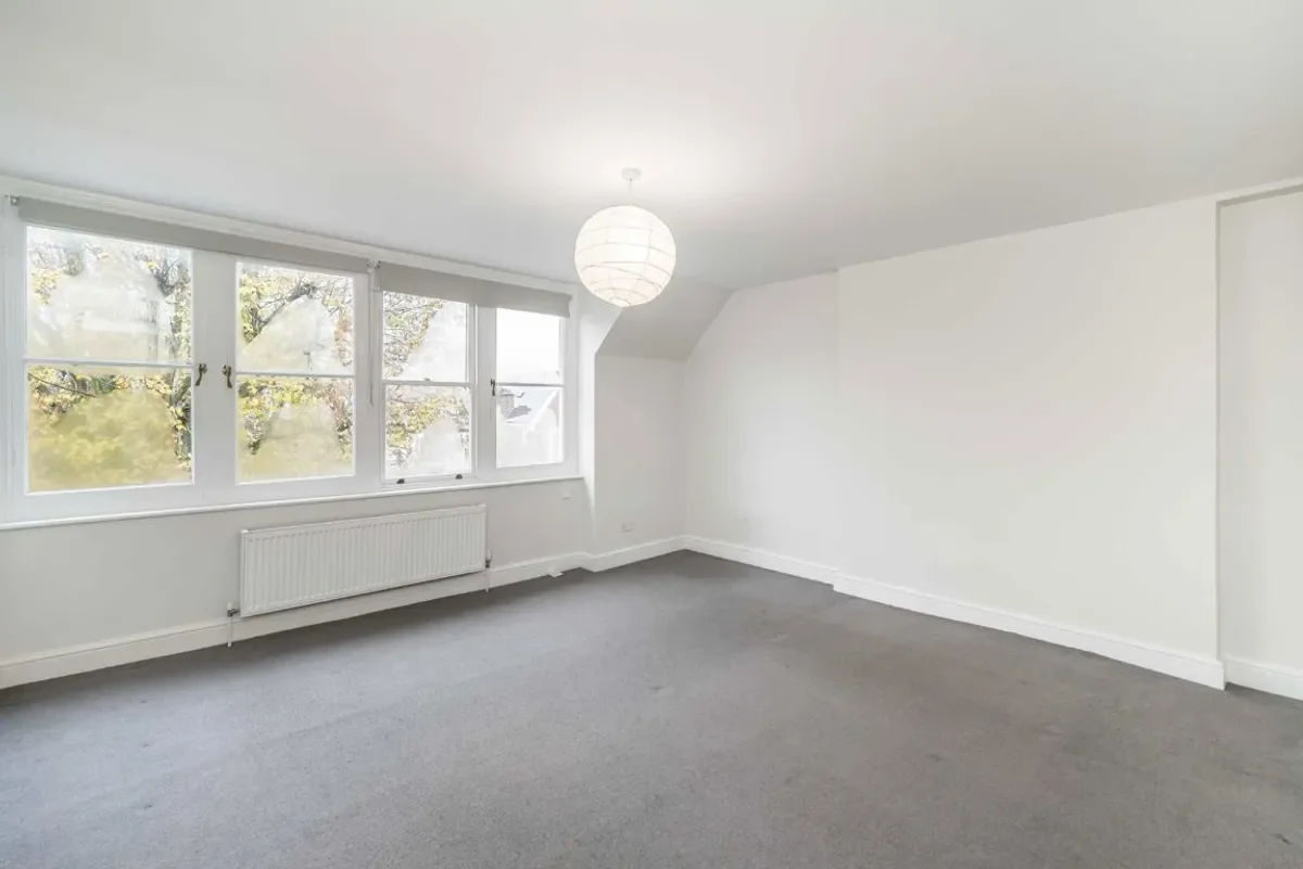 Flat Denbigh Road in Greater London
