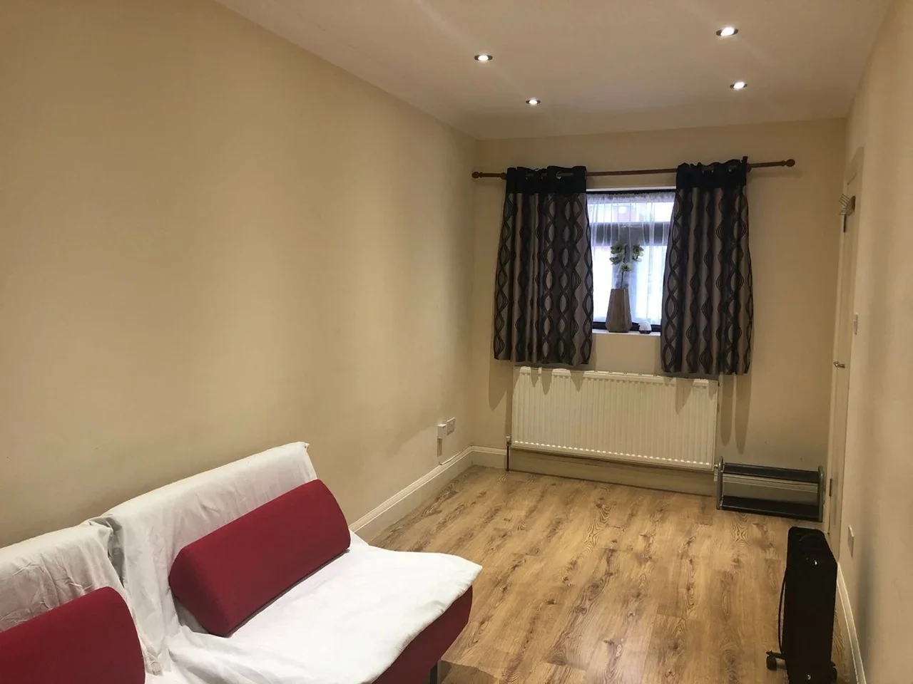 Flat Springfield Gardens in Greater London