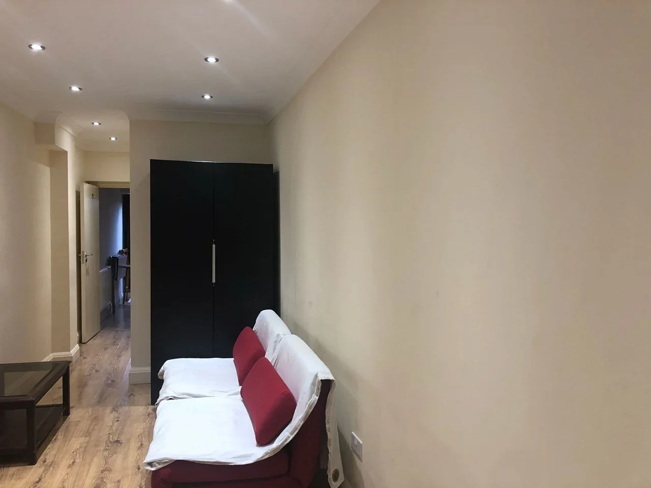 Flat Springfield Gardens in Greater London