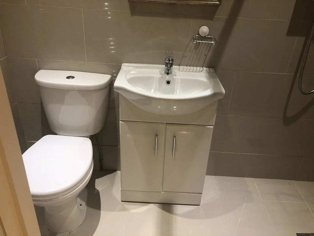 Flat Springfield Gardens in Greater London