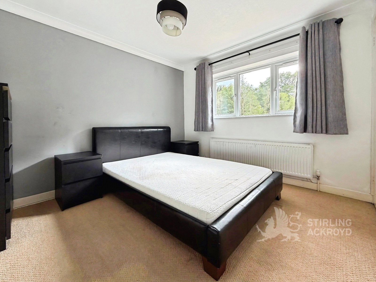 Room Applegarth Avenue in Guildford
