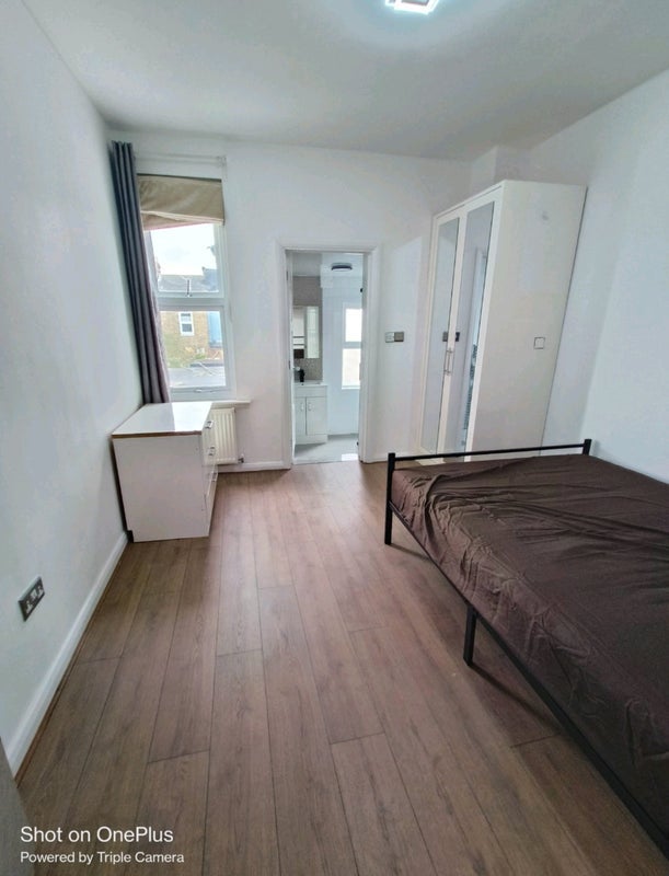 Room Burges Road in Greater London
