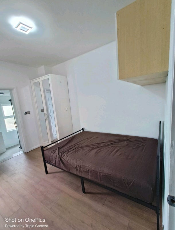 Room Burges Road in Greater London