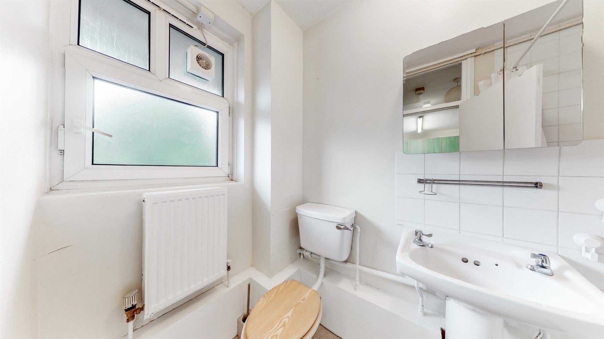 Flat Daplyn Street in Greater London