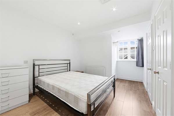 Flat Wapping Lane in Greater London