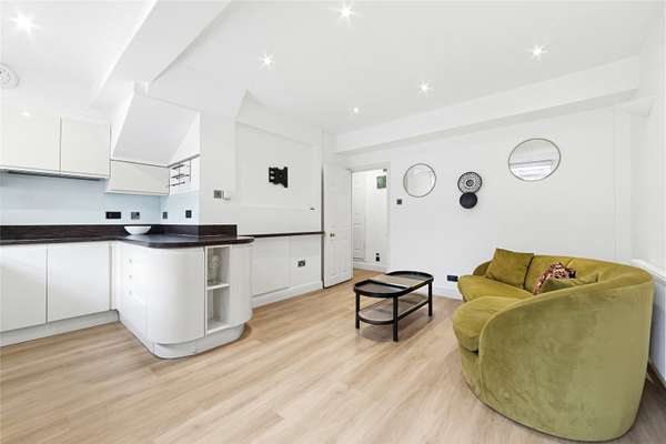 Flat Wapping Lane in Greater London