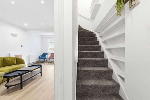 Flat Wapping Lane in Greater London