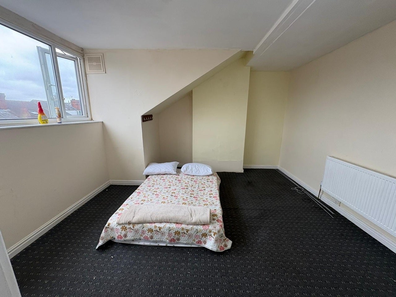Room Pontefract Lane in Leeds