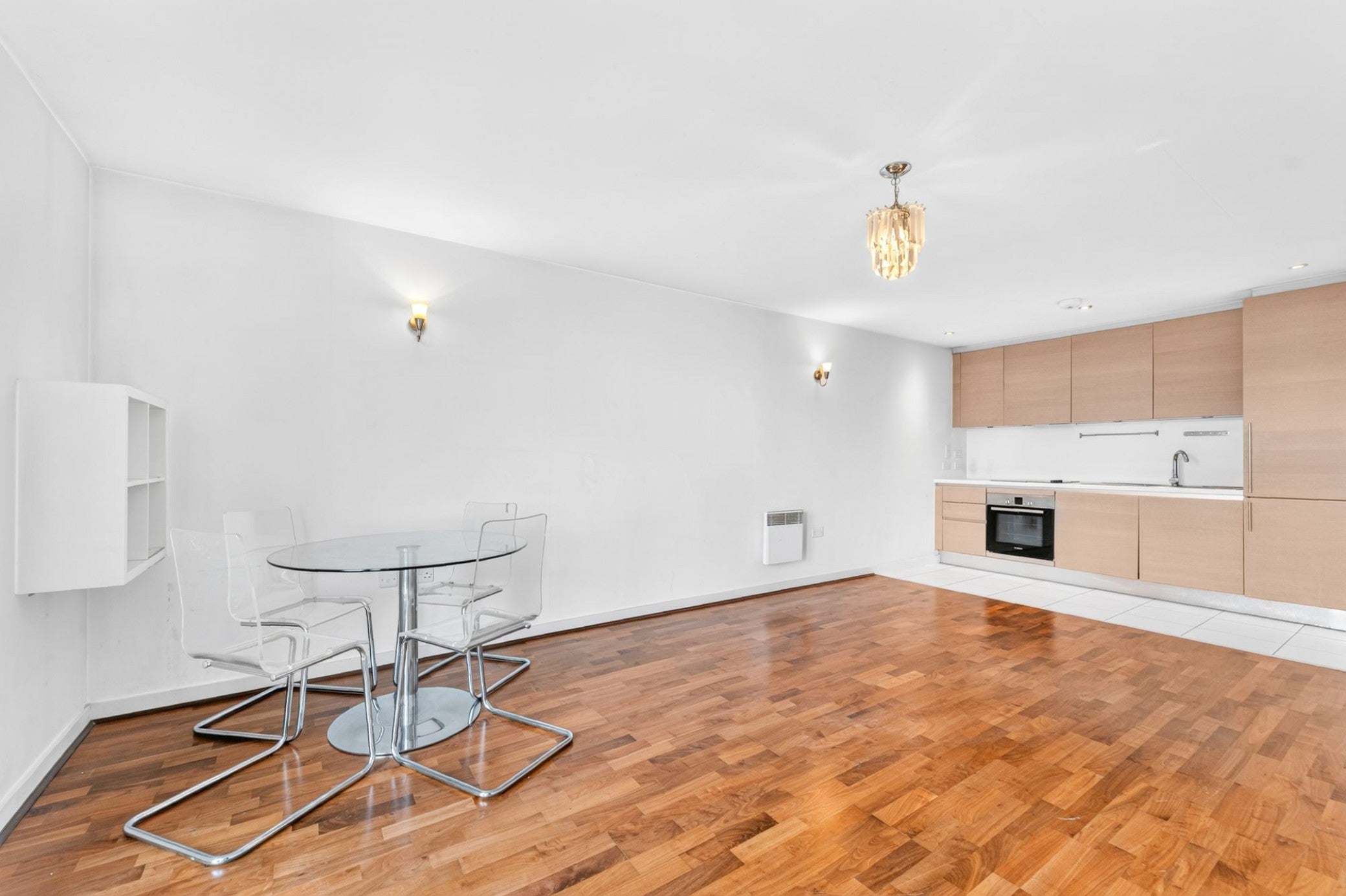 Flat Chadwell Lane in Greater London