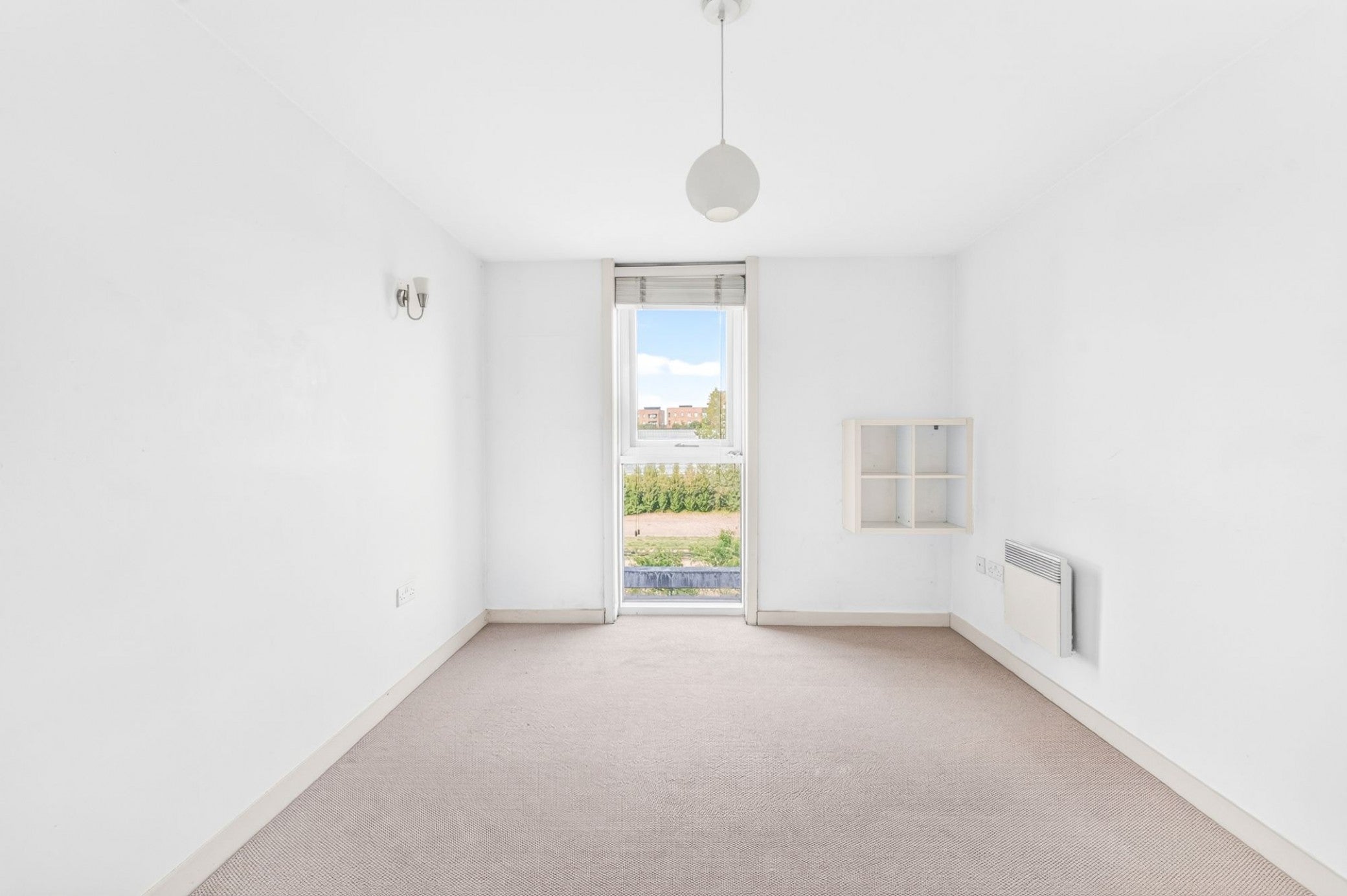 Flat Chadwell Lane in Greater London
