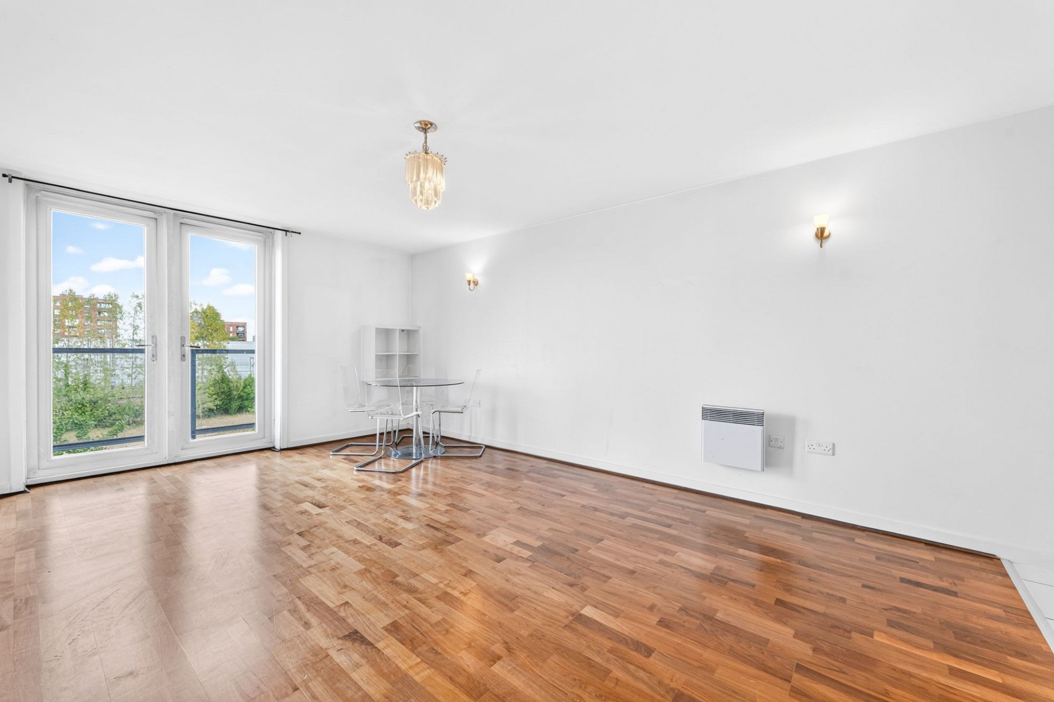 Flat Chadwell Lane in Greater London