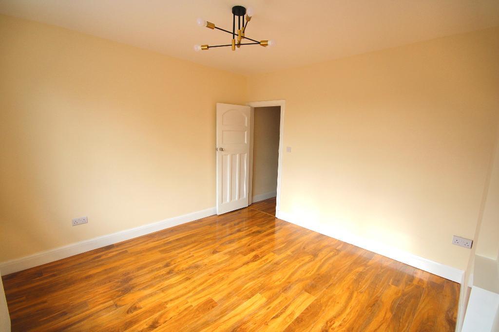 Flat Ealing Road in Greater London