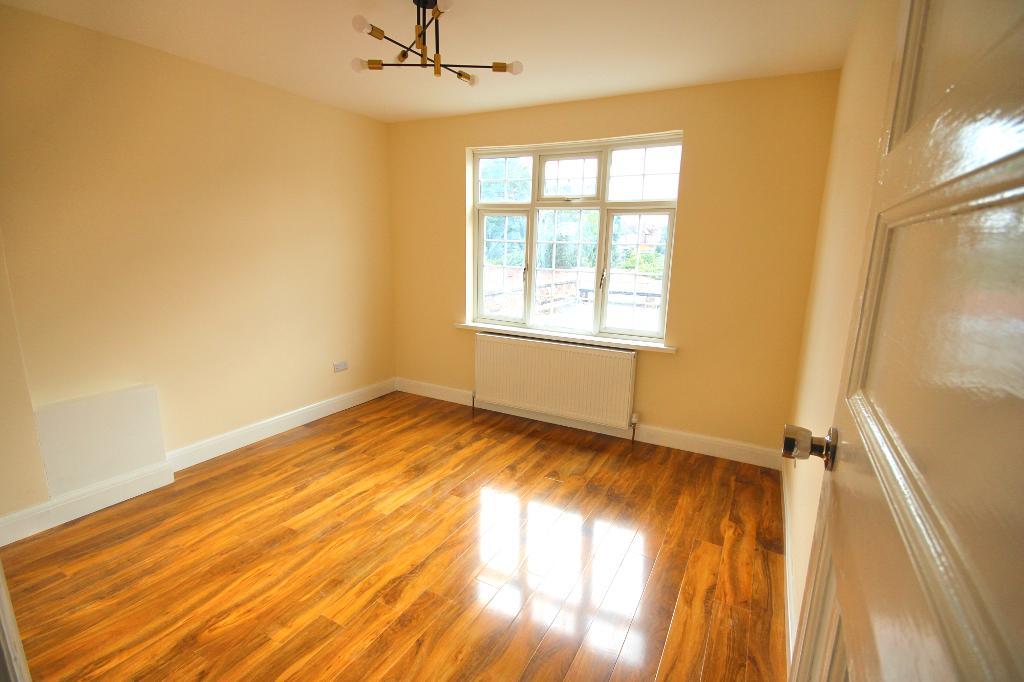 Flat Ealing Road in Greater London