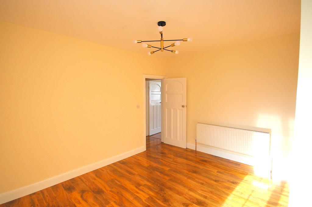 Flat Ealing Road in Greater London