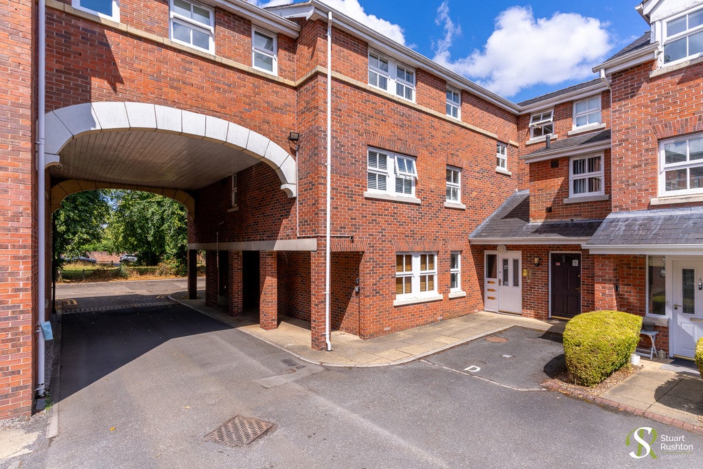 Flat Bexton Road in Knutsford