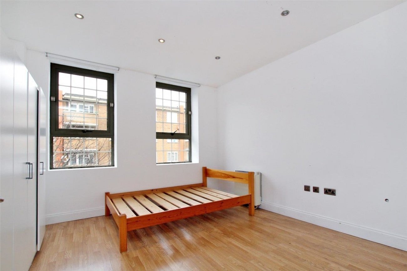 Flat Commercial Road in Greater London