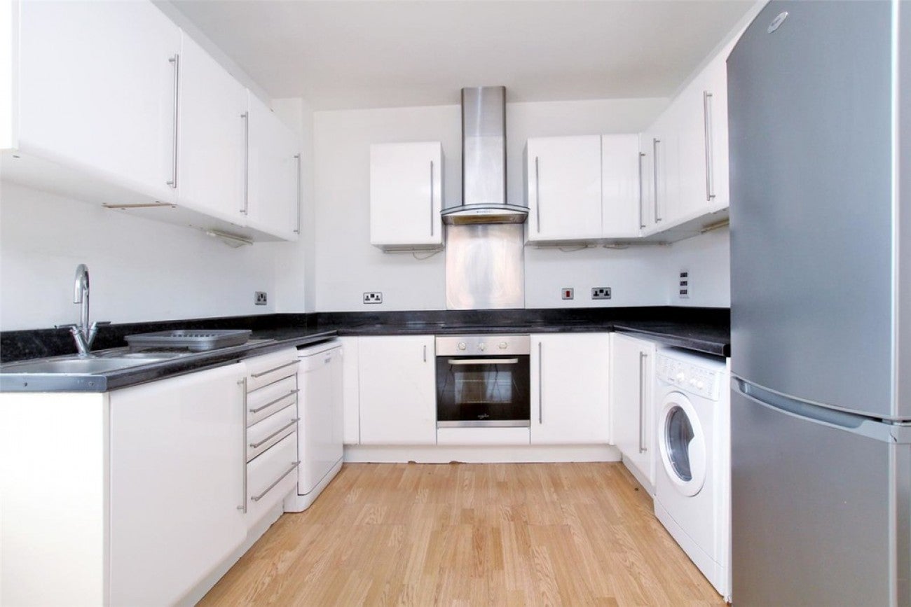 Flat Commercial Road in Greater London