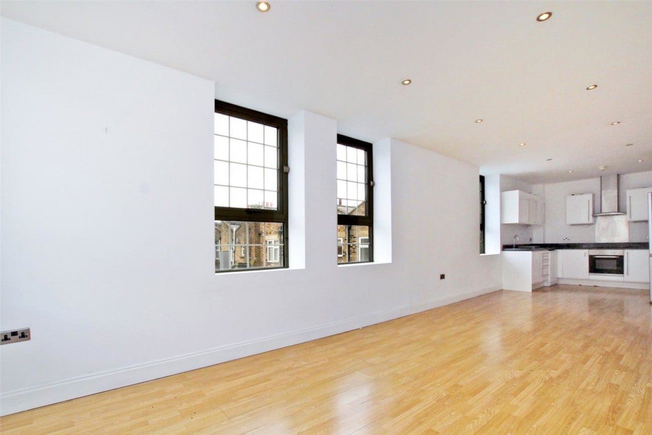 Flat Commercial Road in Greater London