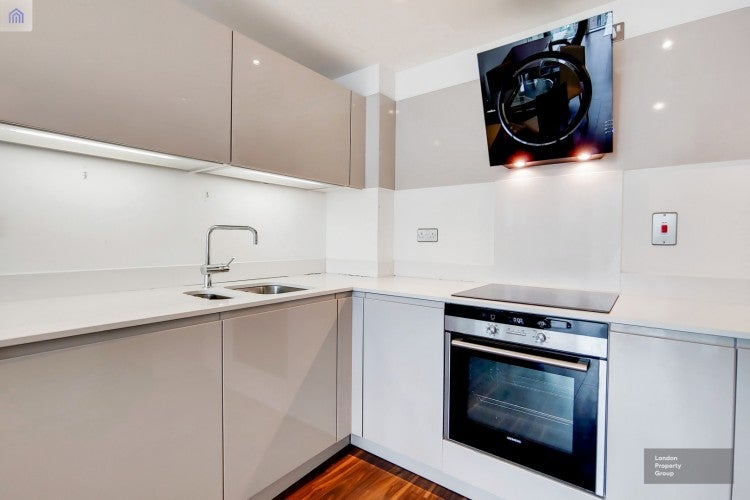 Flat Alie Street in Greater London
