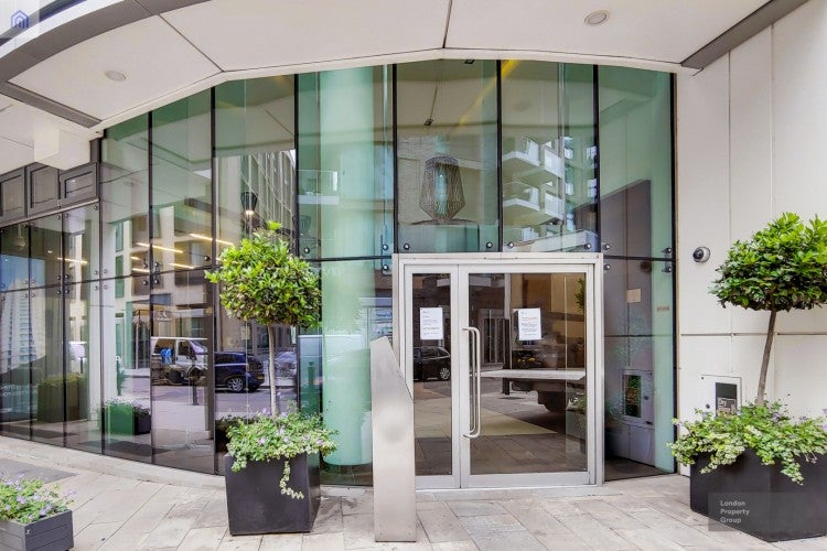 Flat Alie Street in Greater London