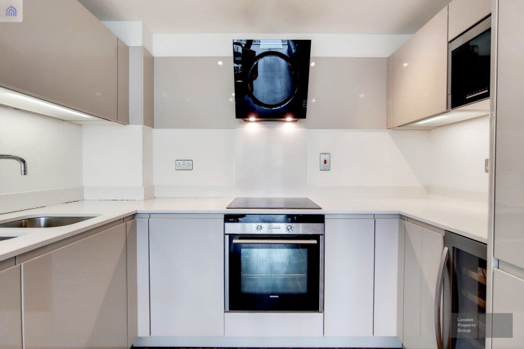 Flat Alie Street in Greater London