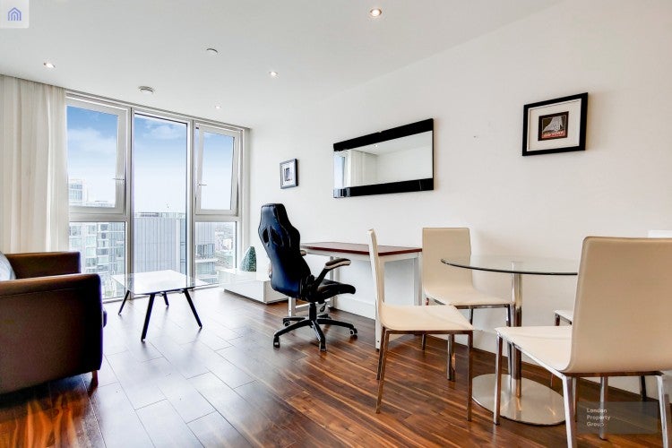 Flat Alie Street in Greater London