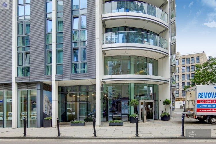 Flat Alie Street in Greater London