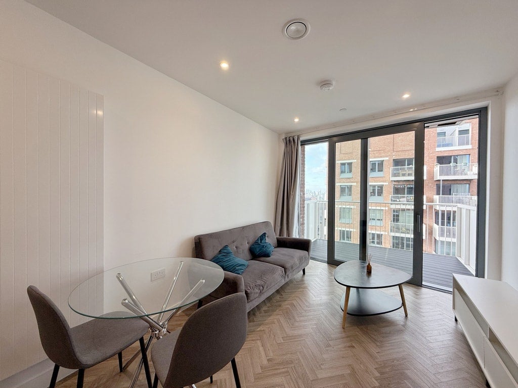 Flat Gillender Street in Greater London