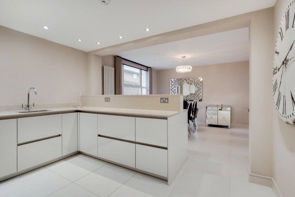 Flat Finchley Road in Greater London