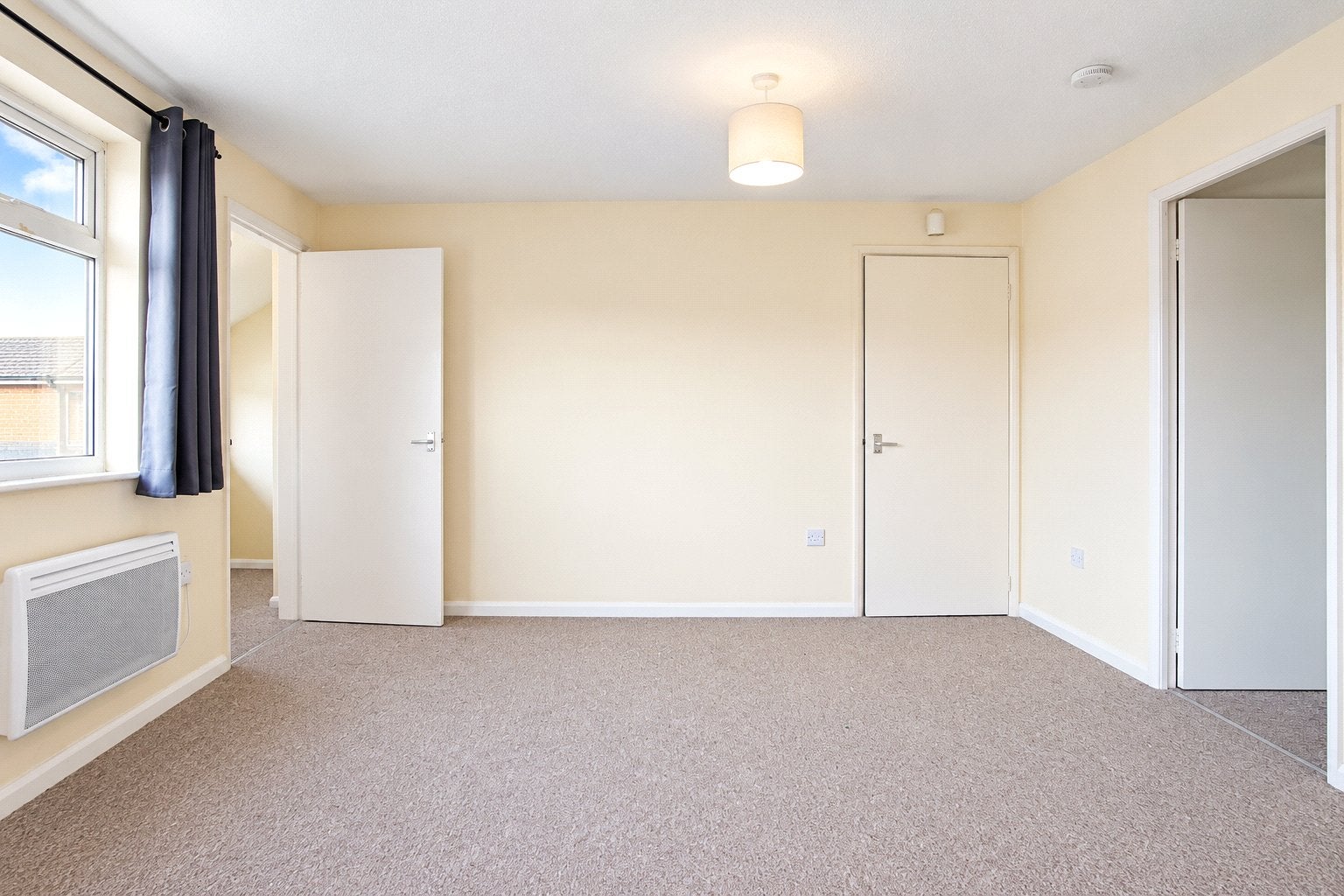 Flat Hencliffe Way in Kingswood
