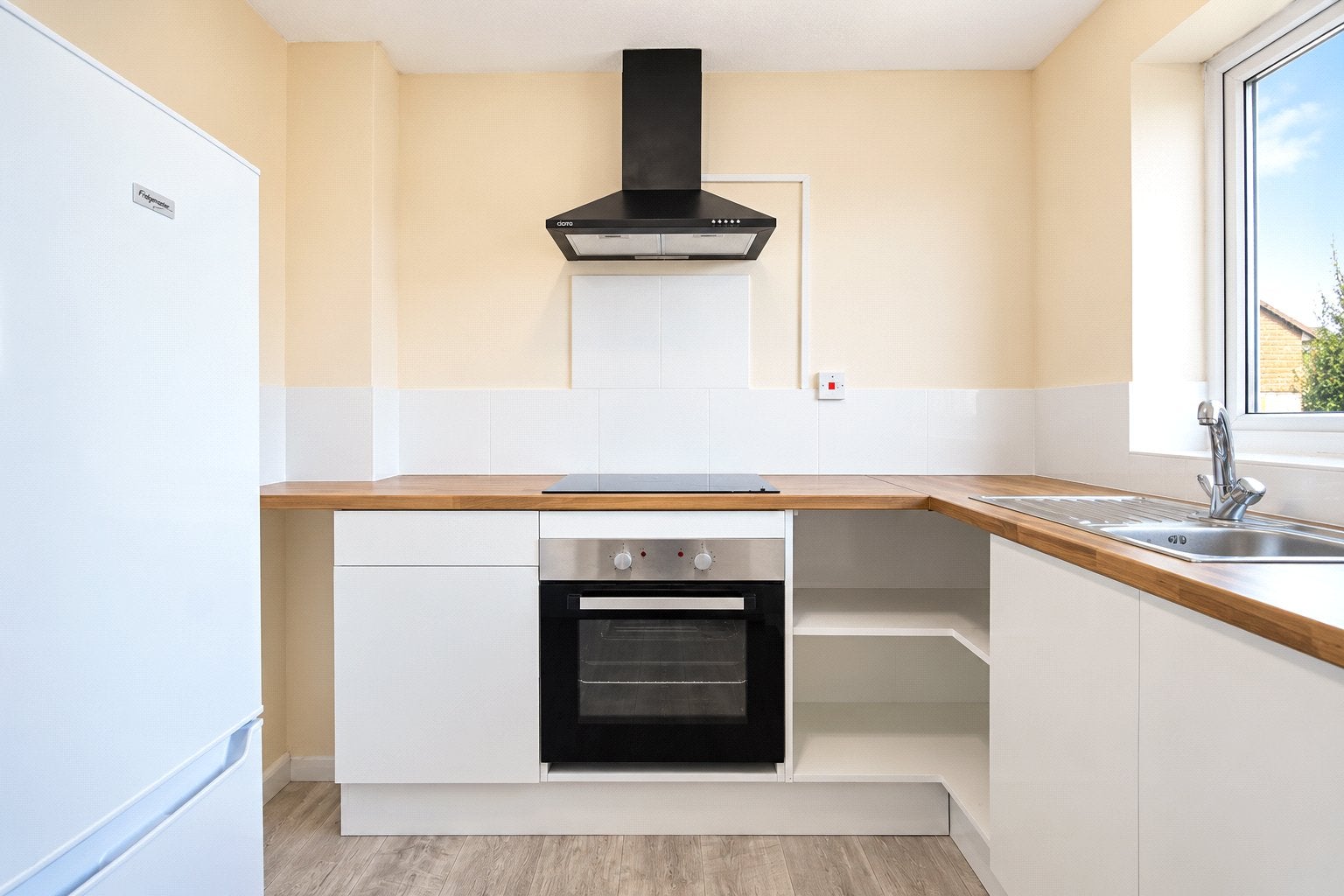 Flat Hencliffe Way in Kingswood