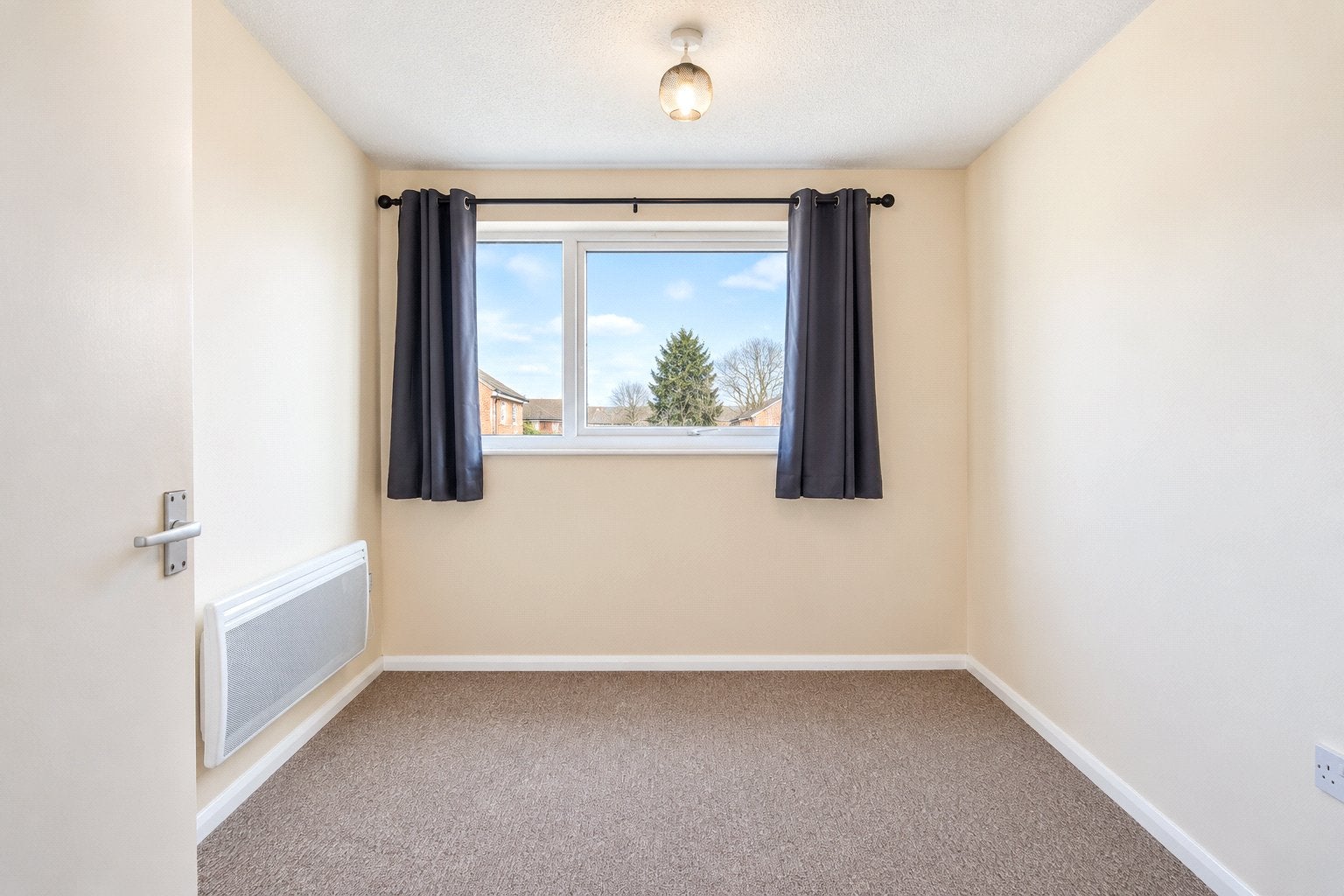 Flat Hencliffe Way in Kingswood